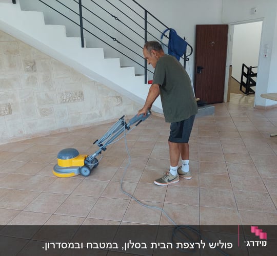 אדם מנקה רצפה עם מכונת פוליש חשמלית
